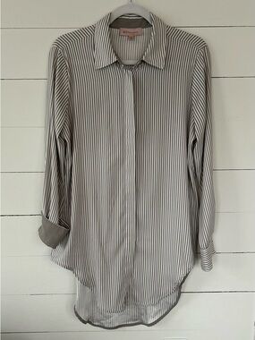 Philosophy Women’s Silky Striped, Light Weight, L/S High Low blouse Size Med.